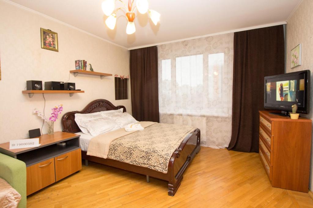 モスクワにあるApartments on Elninskayaのベッドルーム(ベッド1台、薄型テレビ付)