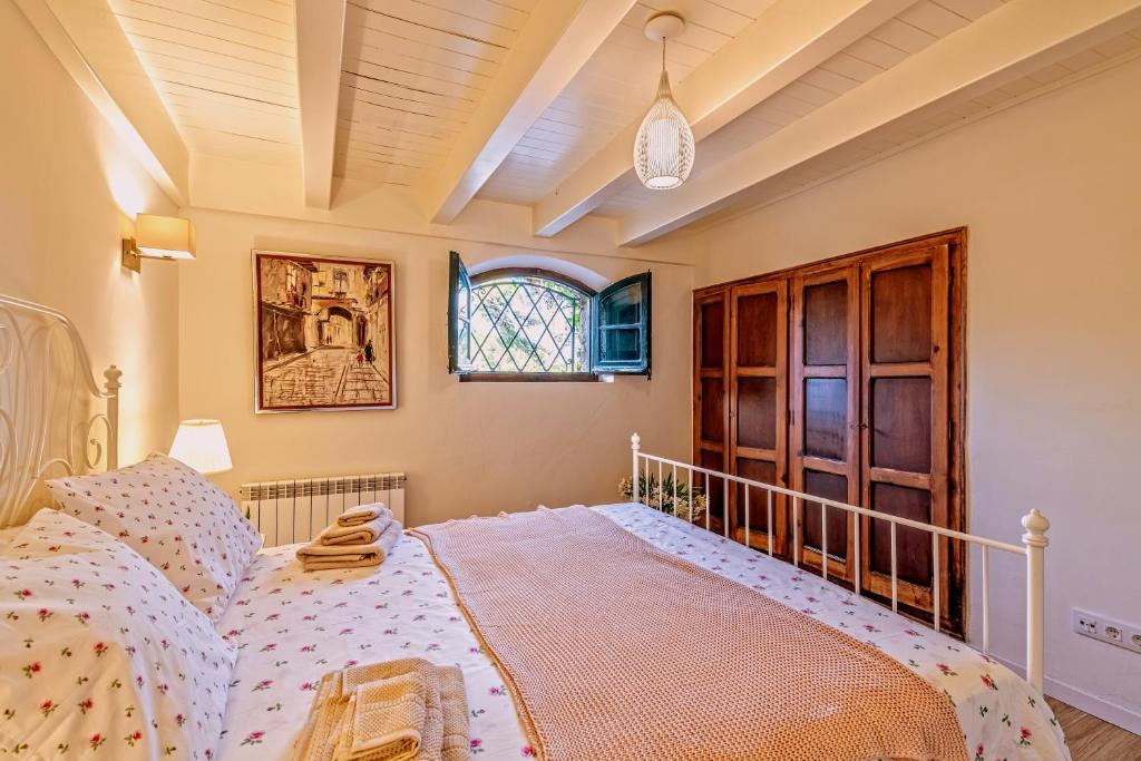 Posteľ alebo postele v izbe v ubytovaní El Portió, tu casa de ensueño junto a la playa.