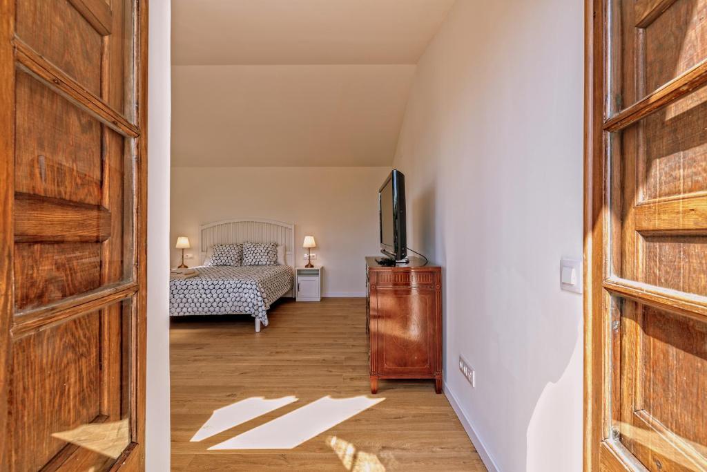 Posteľ alebo postele v izbe v ubytovaní El Portió, tu casa de ensueño junto a la playa.