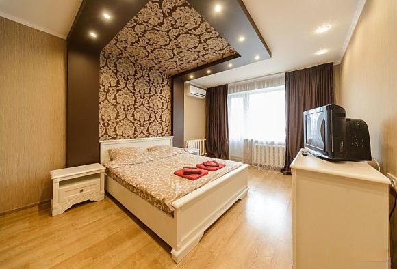 - une chambre avec un lit et une télévision dans l'établissement Апартаменты на ул.Героев Днепра, Оболонь, à Kiev