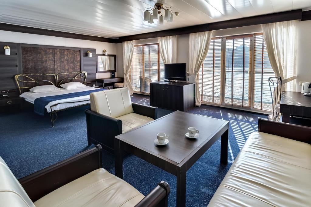 基輔的住宿－巴卡拉酒店，酒店客房配有一张床铺和一张桌子。