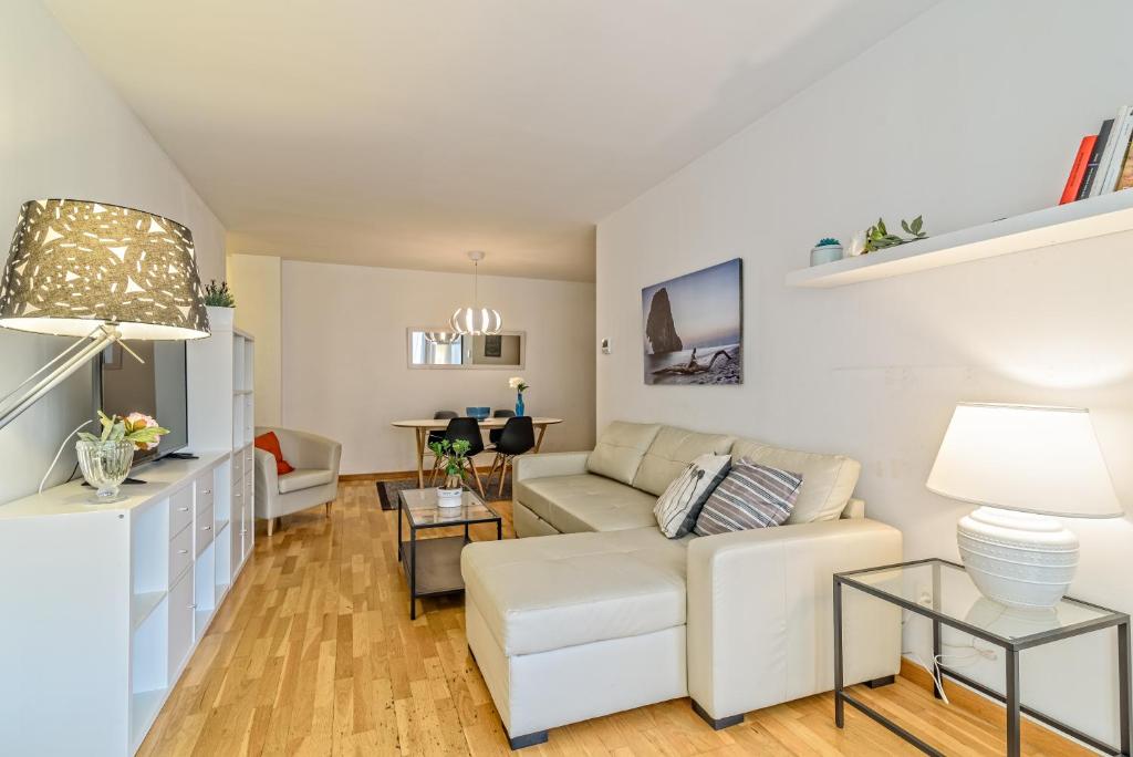 sala de estar con sofá y mesa en Apartamento&piscina cerca de Barcelona, en Ripollet