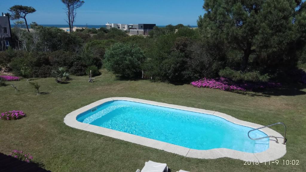 una piscina en el patio de una casa en Hotel El Refugio nudista naturista opcional, en Punta del Este