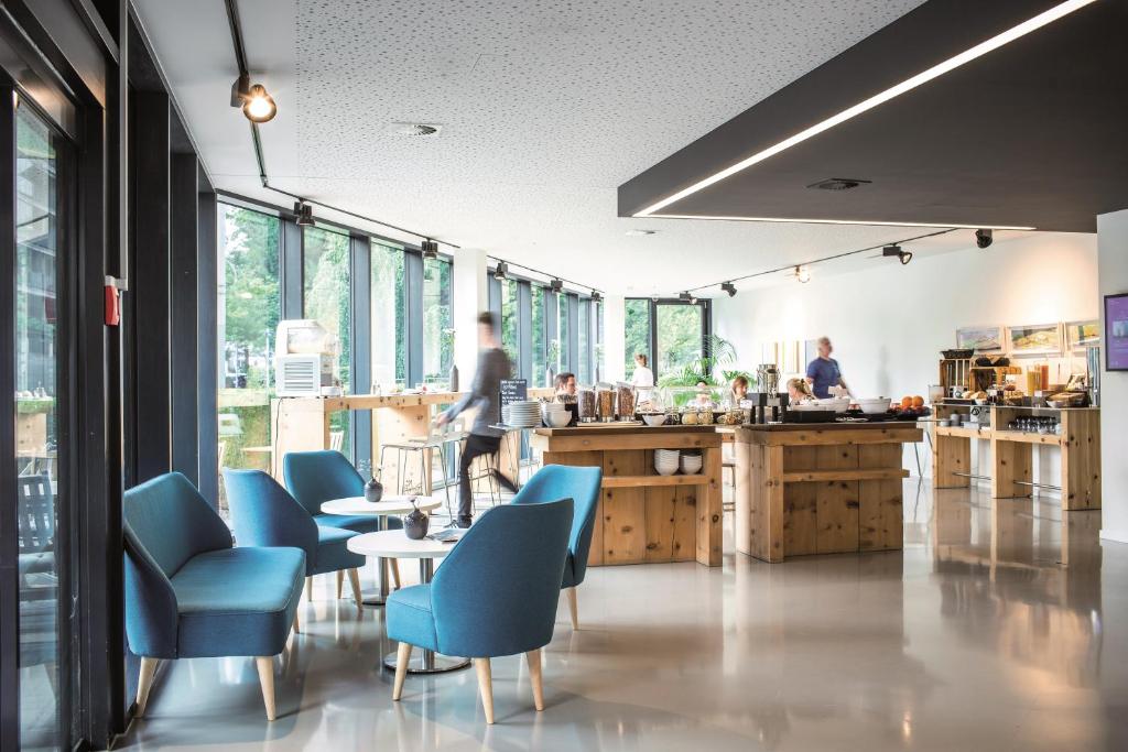 A seating area at THE FLAG Zürich