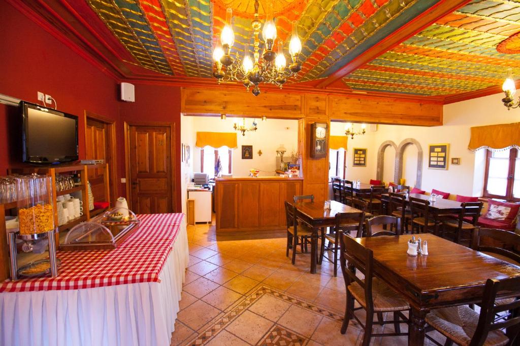 TV a/nebo společenská místnost v ubytování Hotel Machalas