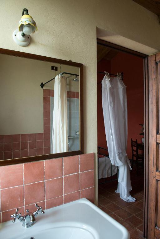 Koupelna v ubytování Agriturismo La Torricella