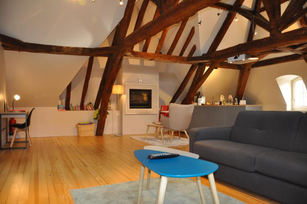 uma sala de estar com um sofá e uma mesa em Clos St Eusebe en coeur de ville em Auxerre