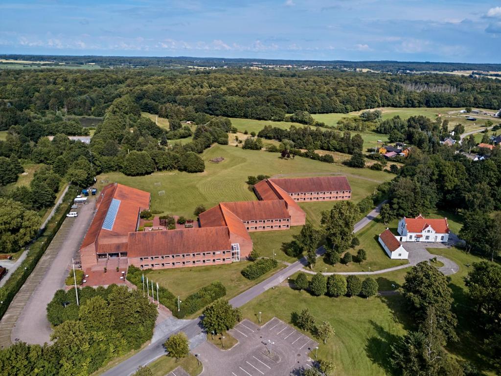 una vista aérea de un campus con un edificio en Bymose Hegn Hotel & Kursuscenter, en Helsinge