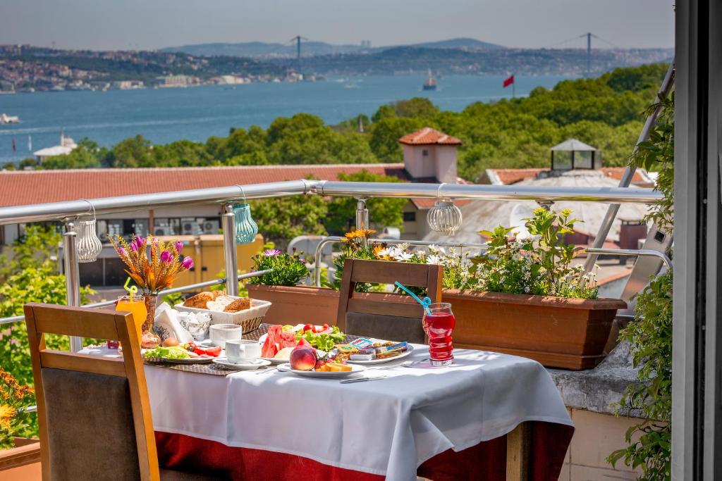 stół z jedzeniem na balkonie w obiekcie Meddusa Hotel w Stambule