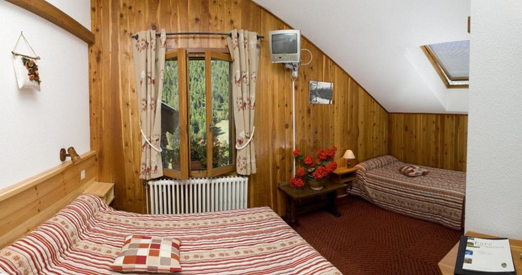Katil atau katil-katil dalam bilik di Hotel Le Chamois Logis