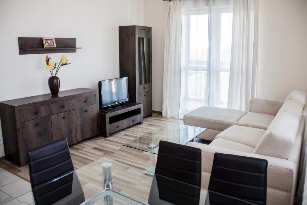 Televízia a/alebo spoločenská miestnosť v ubytovaní Senator Warsaw Apartments