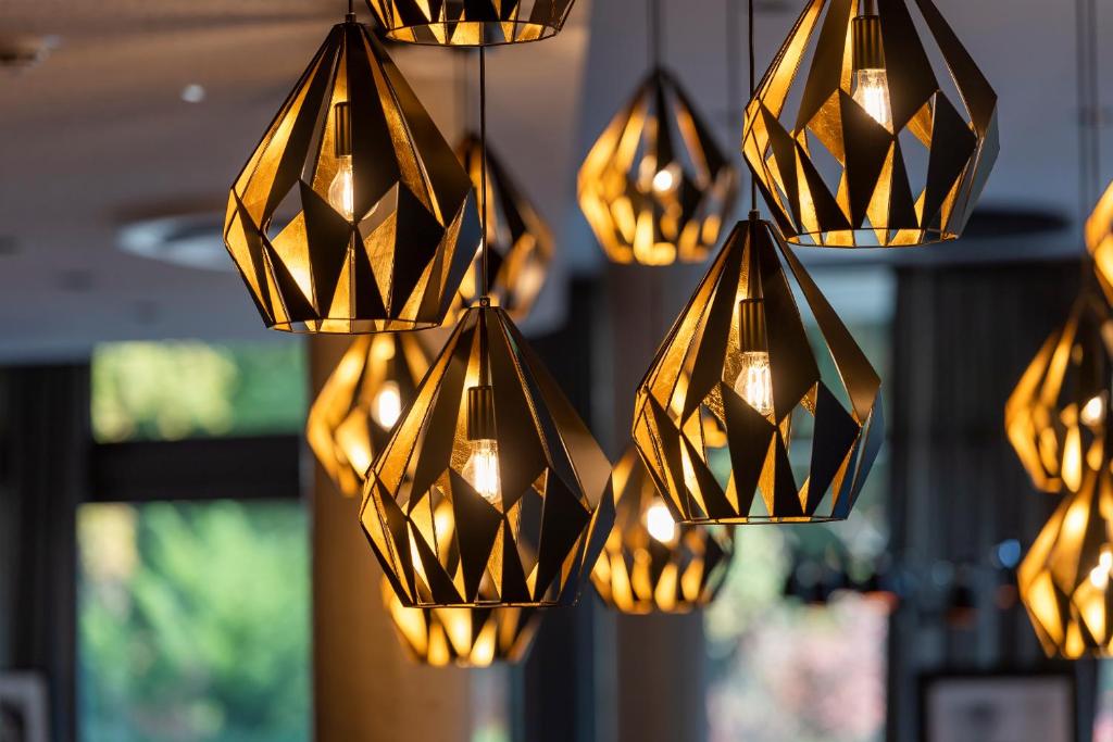 a bunch of lights hanging from a ceiling at HARBR. hotel Konstanz in Konstanz
