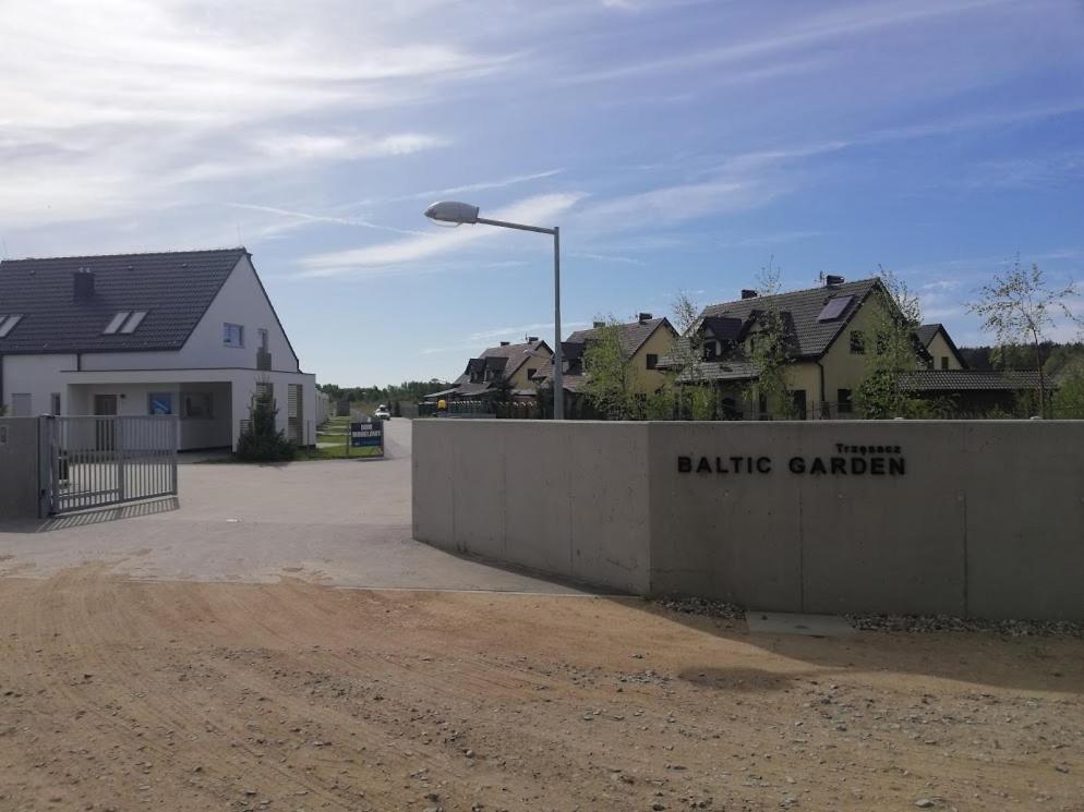 eine Wand mit Straßenbeleuchtung und einigen Häusern in der Unterkunft Dofu Domek in Trzęsacz