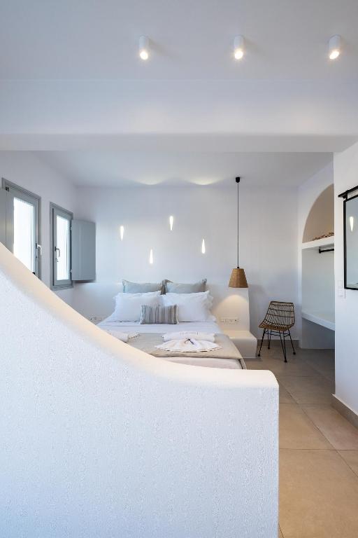 Postel nebo postele na pokoji v ubytování Quartano Luxury Cycladic Residence, Adults Only (13+)