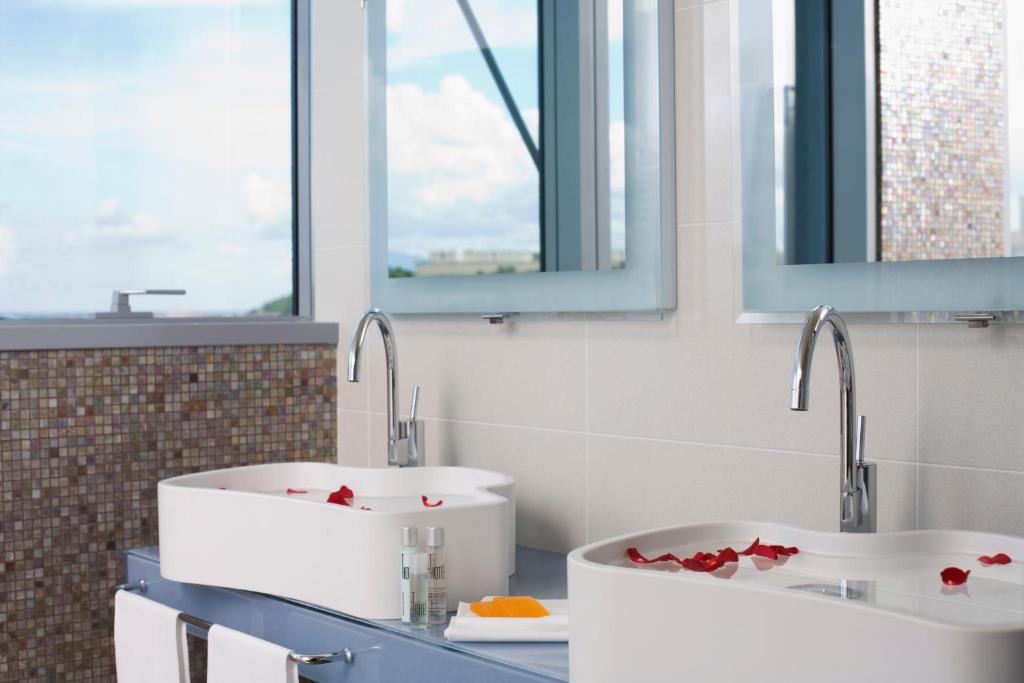 Koupelna v ubytování UNA HOTELS T Hotel Cagliari