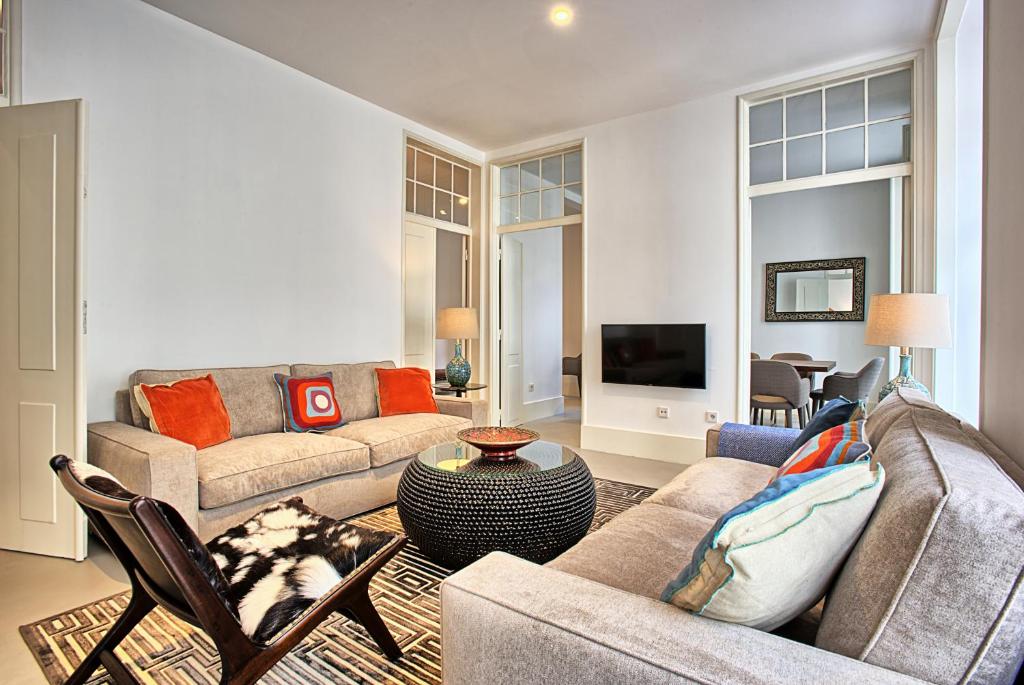 里斯本的住宿－MyPlaceLisbon - Luxury Trindade I，带沙发和电视的客厅