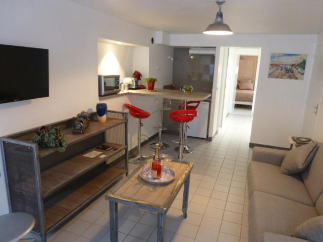 sala de estar con sofá y mesa en Cottage AU TERMINUS en Hautvillers