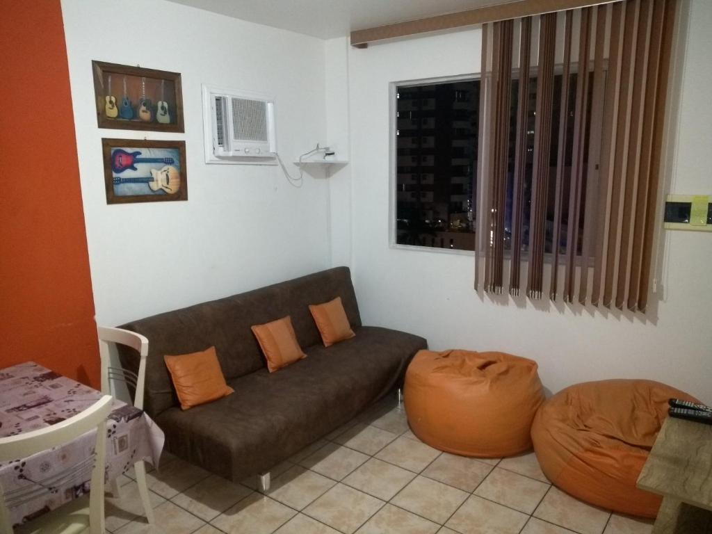 sala de estar con sofá y 2 reposapiés en Apto no CENTRÃO do Balneário, en Balneário Camboriú