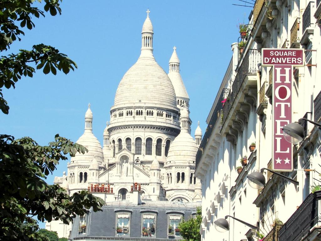 un primer plano del edificio del Capitolio de los Estados Unidos en Hôtel du Square d'Anvers, en París