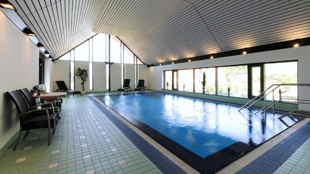 Bazén v ubytování Hotel Hirschen nebo v jeho okolí
