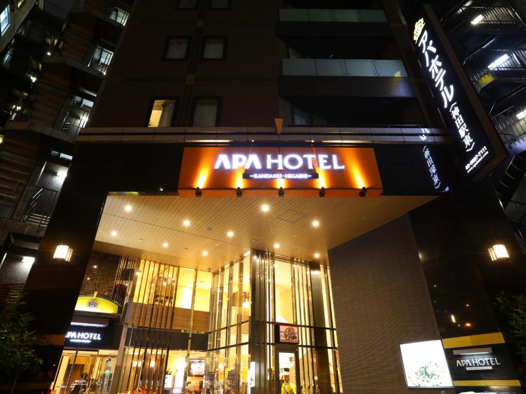 東京にあるアパホテル〈神田駅東〉の夜間のアカーホテルの看板が貼られた建物