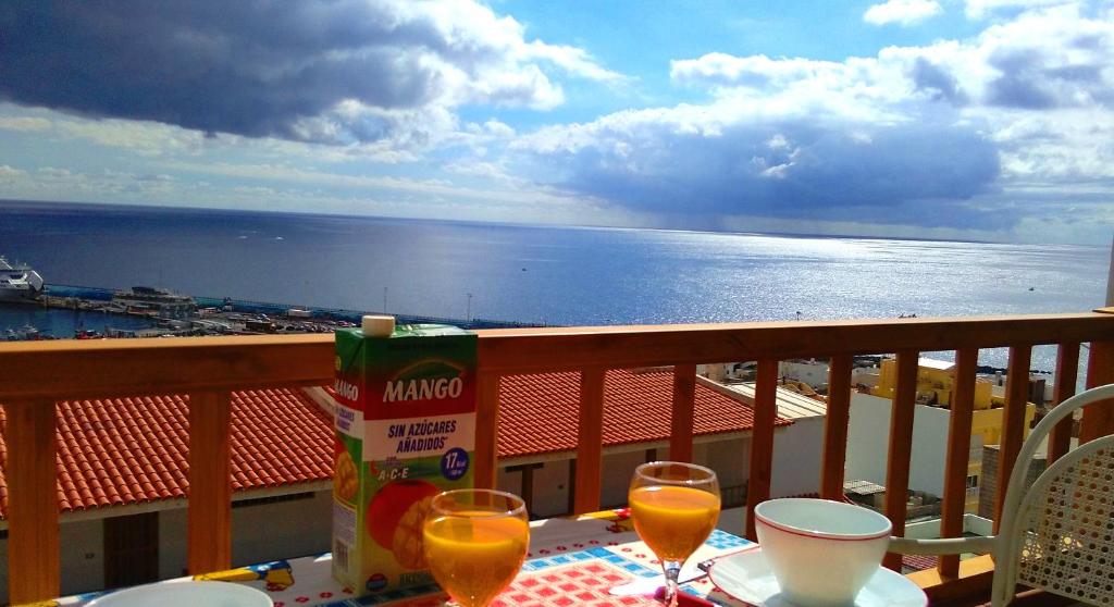 ロス・クリスティアーノスにあるOcean view over Los Cristianos, Playa las Vistas, WiFiのテーブル(オレンジジュース2杯付)