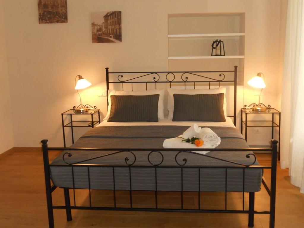 ピエトラサンタにあるAppartamento URANIA - LE MUSEのベッドルーム1室(大型ベッド1台、ランプ2つ付)