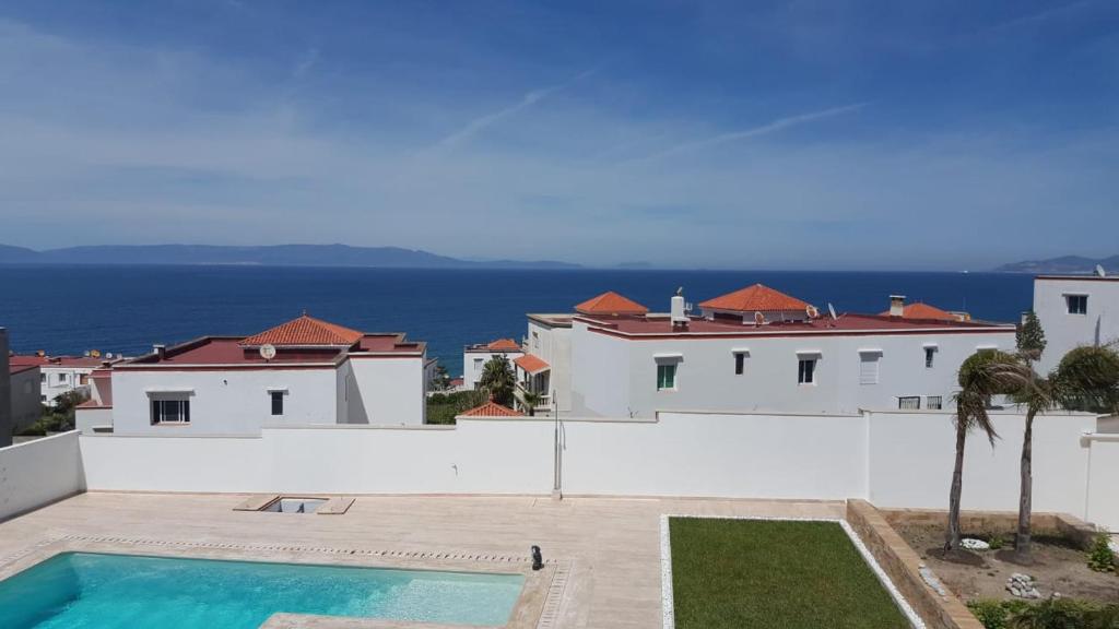 uma vista para uma casa com piscina em Villa con vistas al mar y piscina privada Oued Aliane em Mrarech