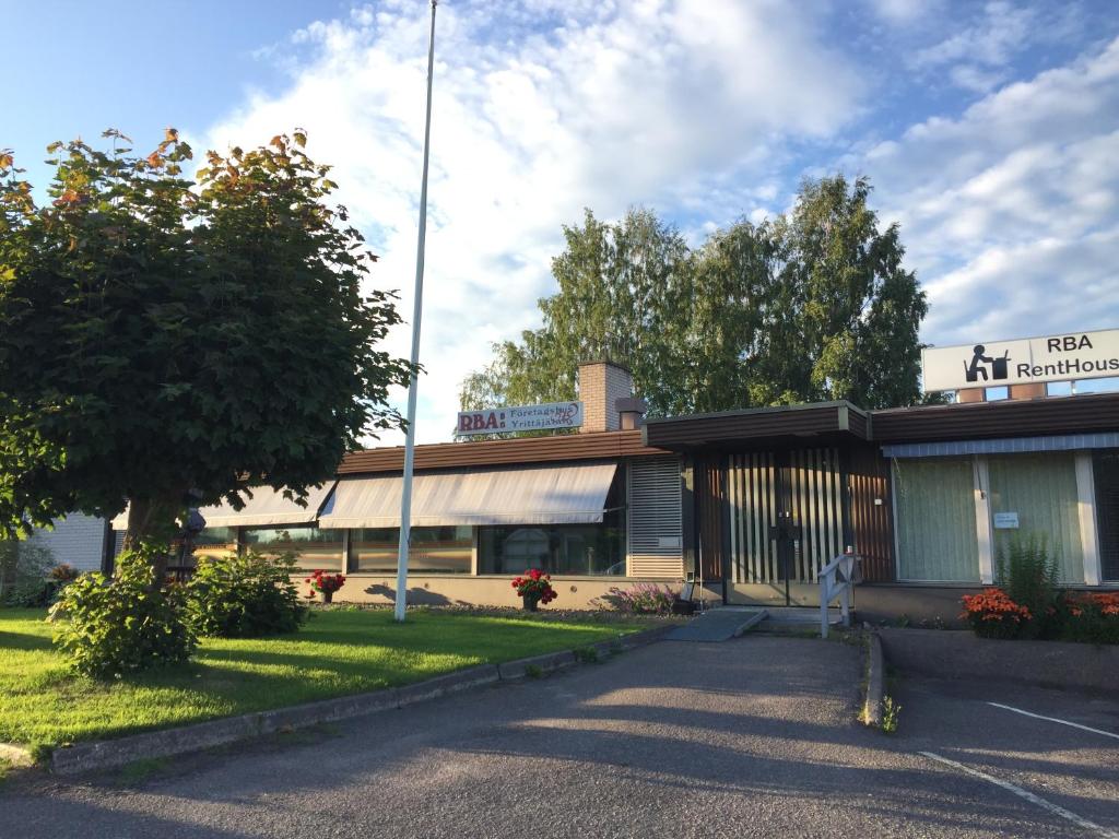 ein Gebäude mit einem Baum davor in der Unterkunft RBA RentHouse Apartment 2 in Nedervetil