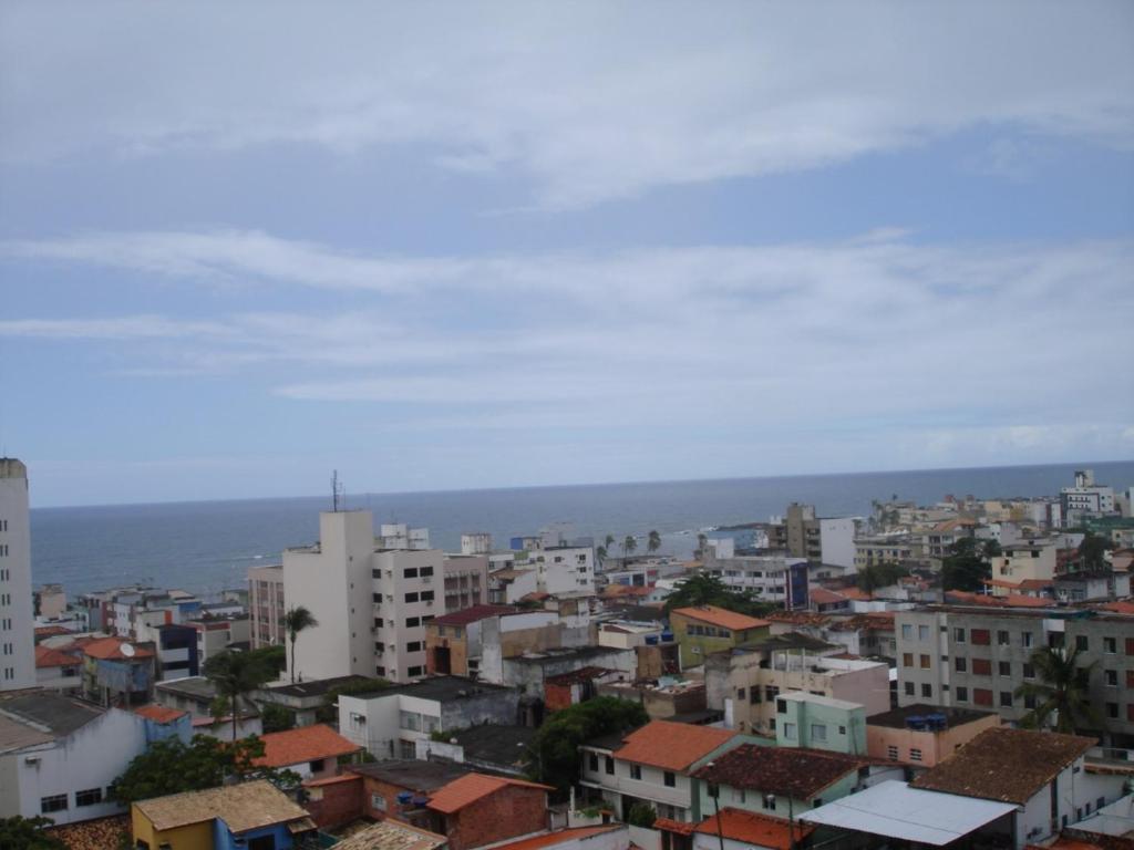 vistas a una ciudad con edificios en Pituba quartos, en Salvador