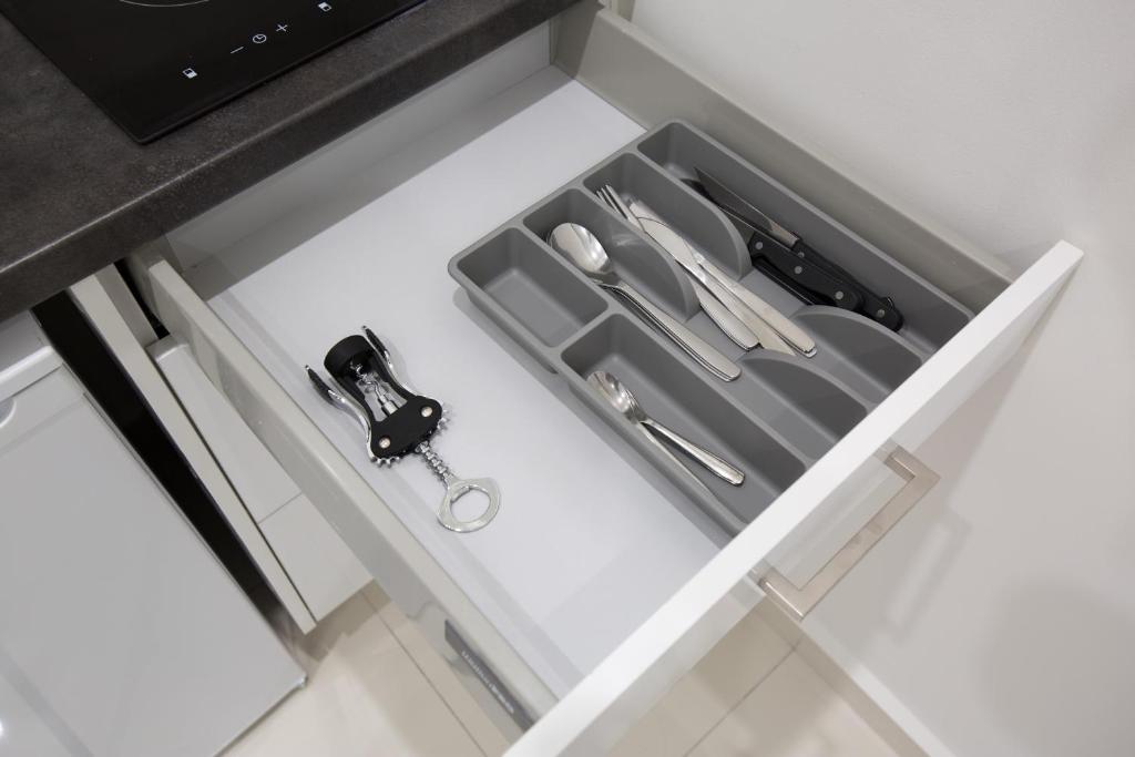 szufladę w kuchni z nożami i nożyczkami w obiekcie White Lux Apartment For 2 VIPGreece w Atenach
