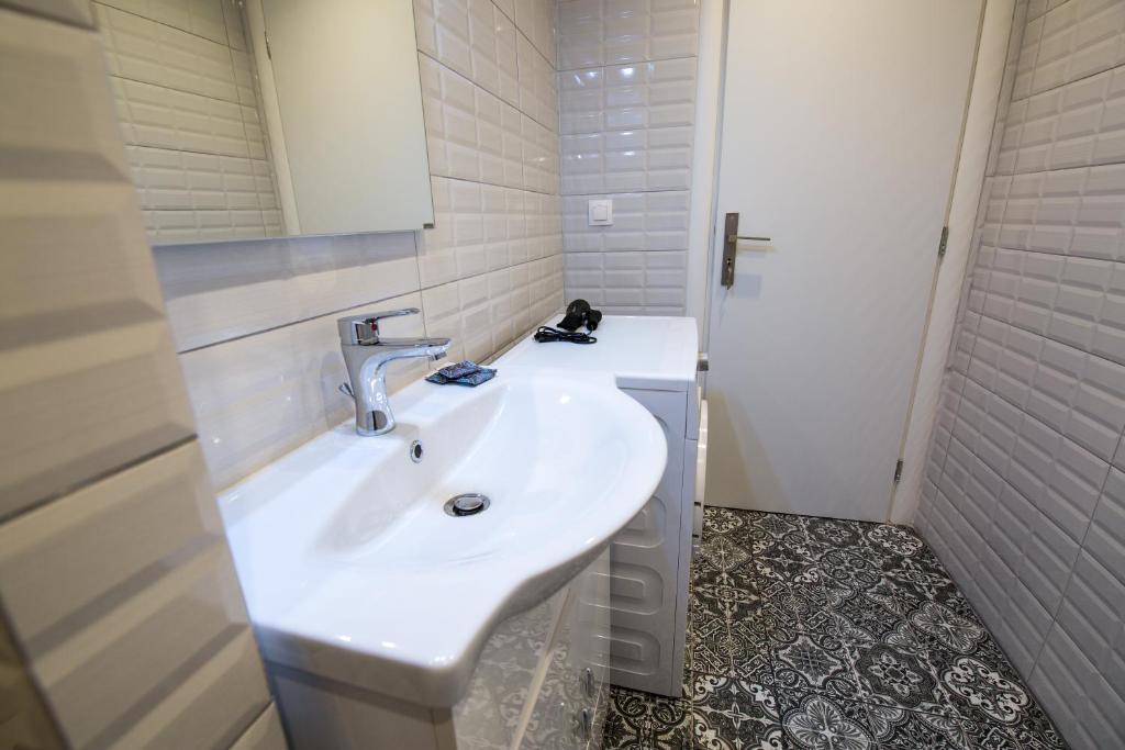 Łazienka w obiekcie White Lux Apartment For 2 VIPGreece