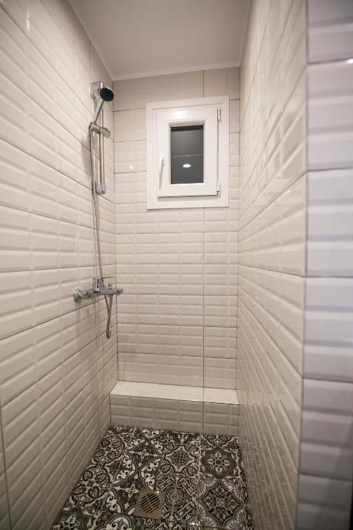 łazienka z prysznicem i oknem w obiekcie White Lux Apartment For 2 VIPGreece w Atenach