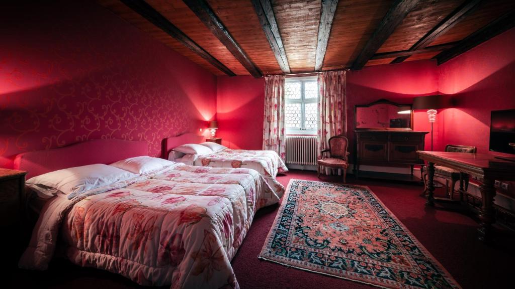 Postel nebo postele na pokoji v ubytování Hôtel des Deux Clefs