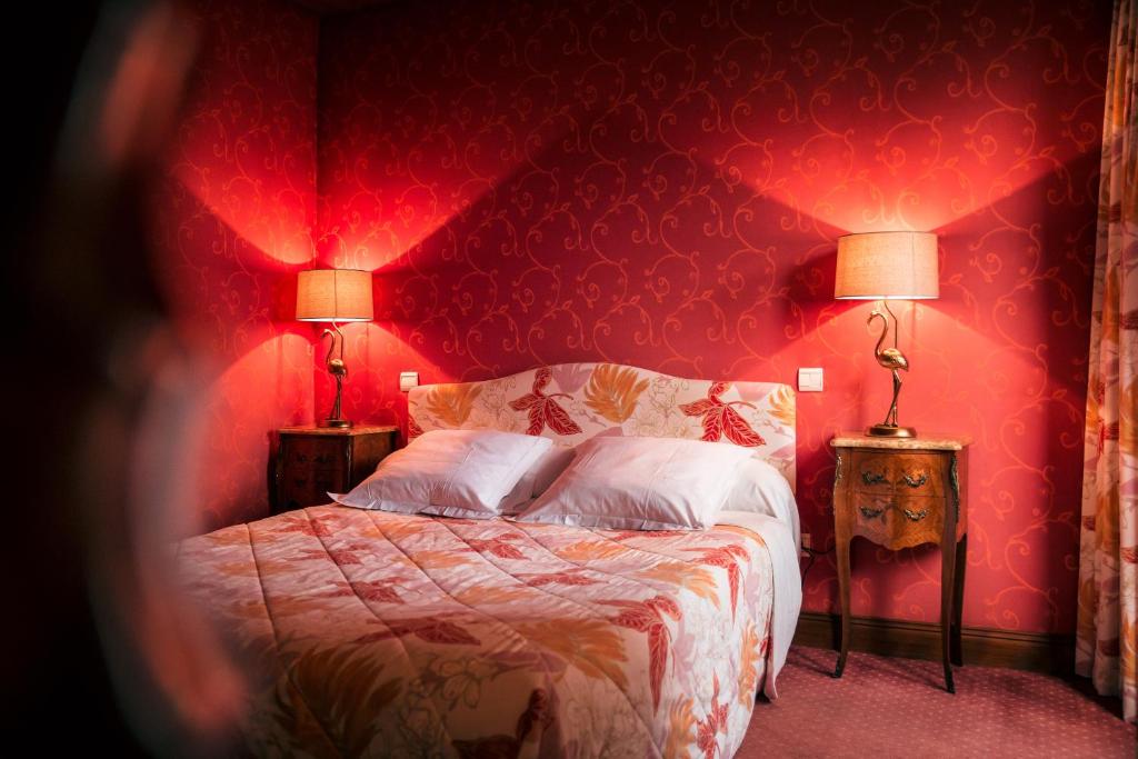 Postel nebo postele na pokoji v ubytování Hôtel des Deux Clefs