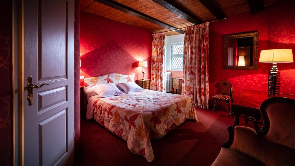 Postel nebo postele na pokoji v ubytování Hôtel des Deux Clefs