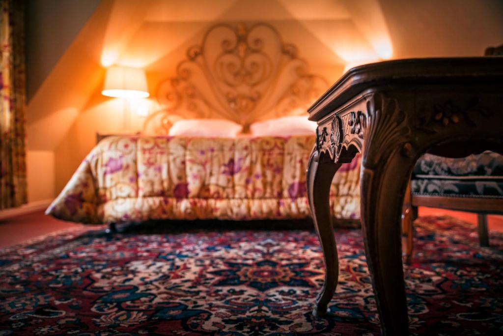 Postel nebo postele na pokoji v ubytování Hôtel des Deux Clefs