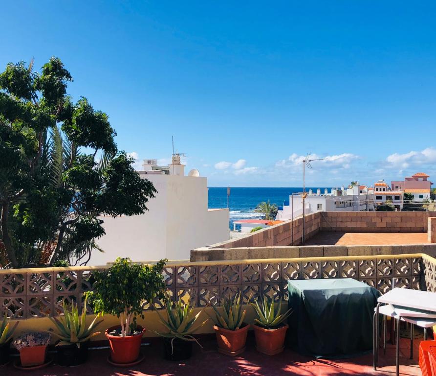 - une vue sur l'océan depuis le balcon de l'hôtel dans l'établissement Efigenia playa/mar 1, à Valle Gran Rey