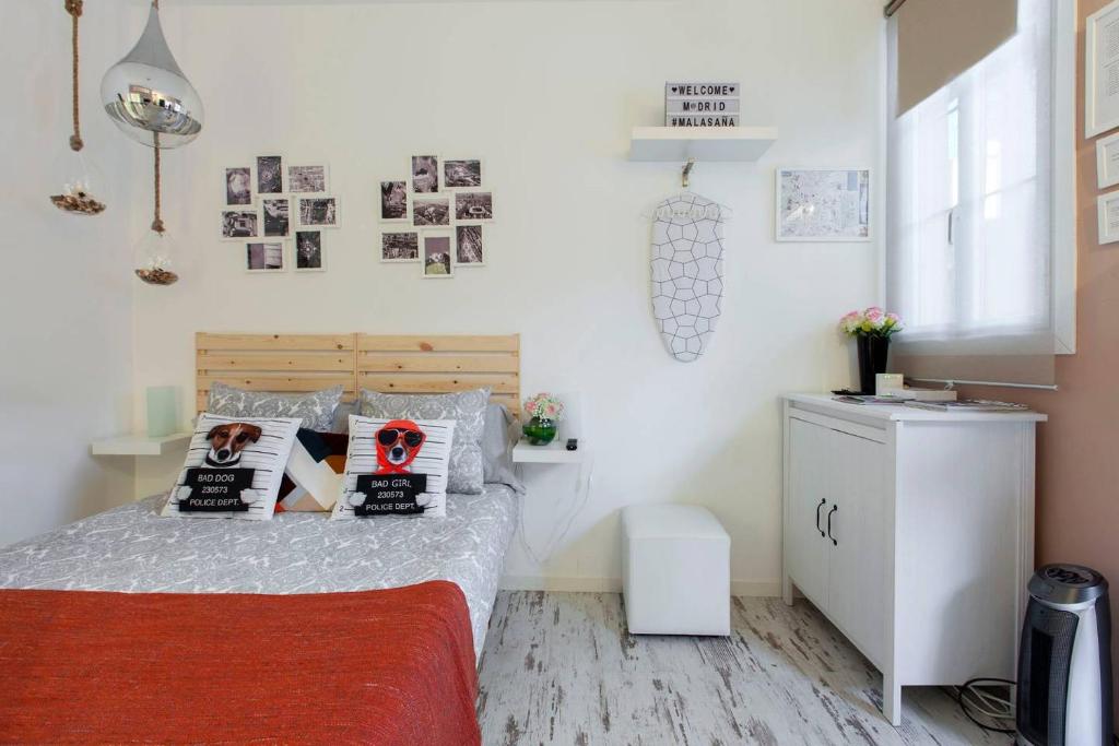 マドリードにあるEstudio en Malasaña - Calle Tesoroの小さなベッドルーム(ベッド1台、白いキャビネット付)
