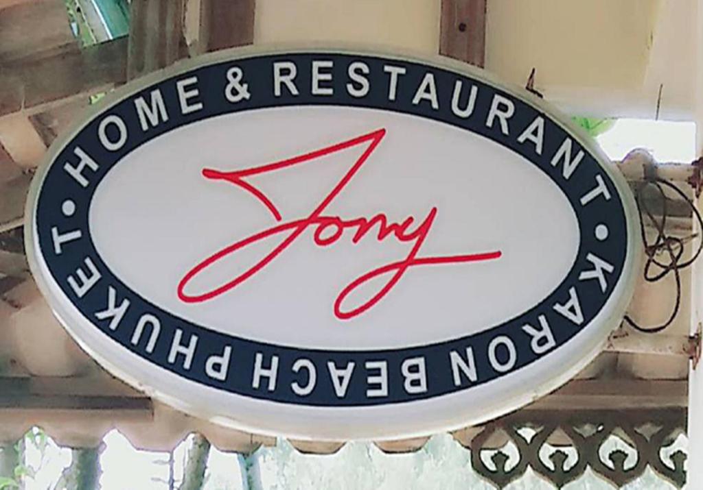 Una señal que no dice "yo" y "restaurant ponyorthemeter" en Tony Home and Restaurant en Karon Beach