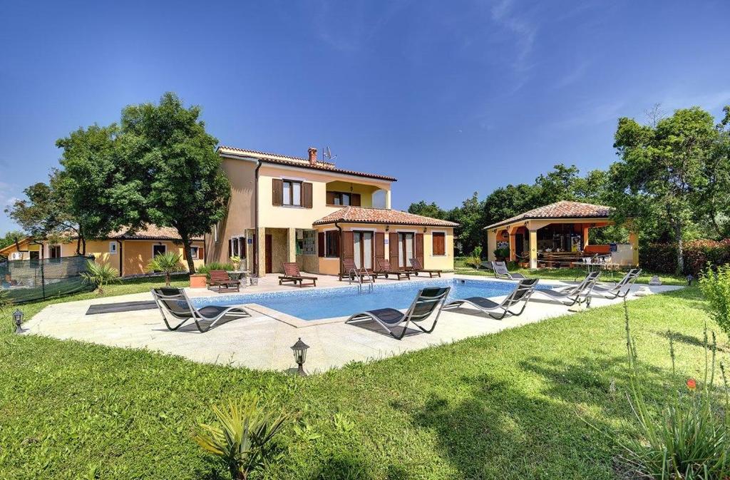 ValturaにあるVilla Fatimaの庭にスイミングプールがある家