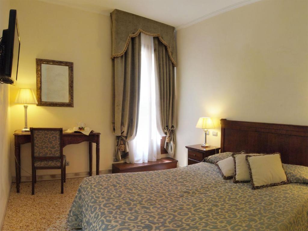 Postel nebo postele na pokoji v ubytování Hotel Dell'Opera