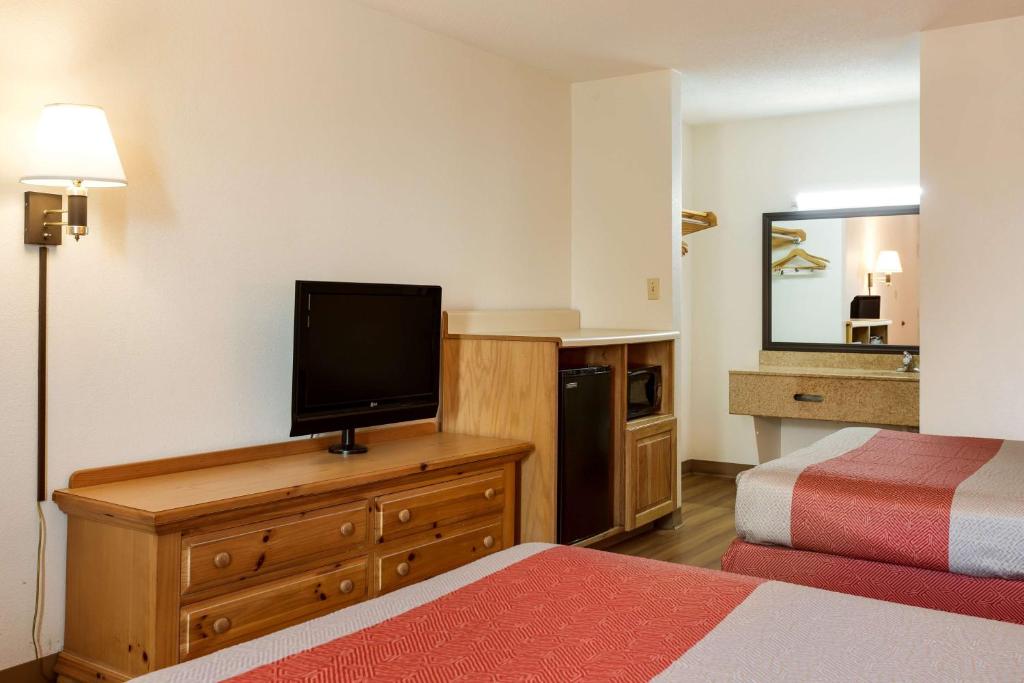 una habitación de hotel con TV de pantalla plana en una cómoda en Motel 6-Clarksville, TN, en Clarksville