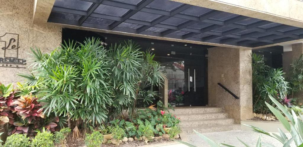 una porta d'ingresso di un edificio con piante di Le Premier Residence a Niterói