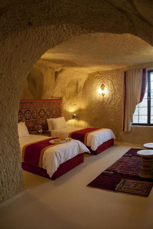 Postel nebo postele na pokoji v ubytování Hezen Cave Hotel