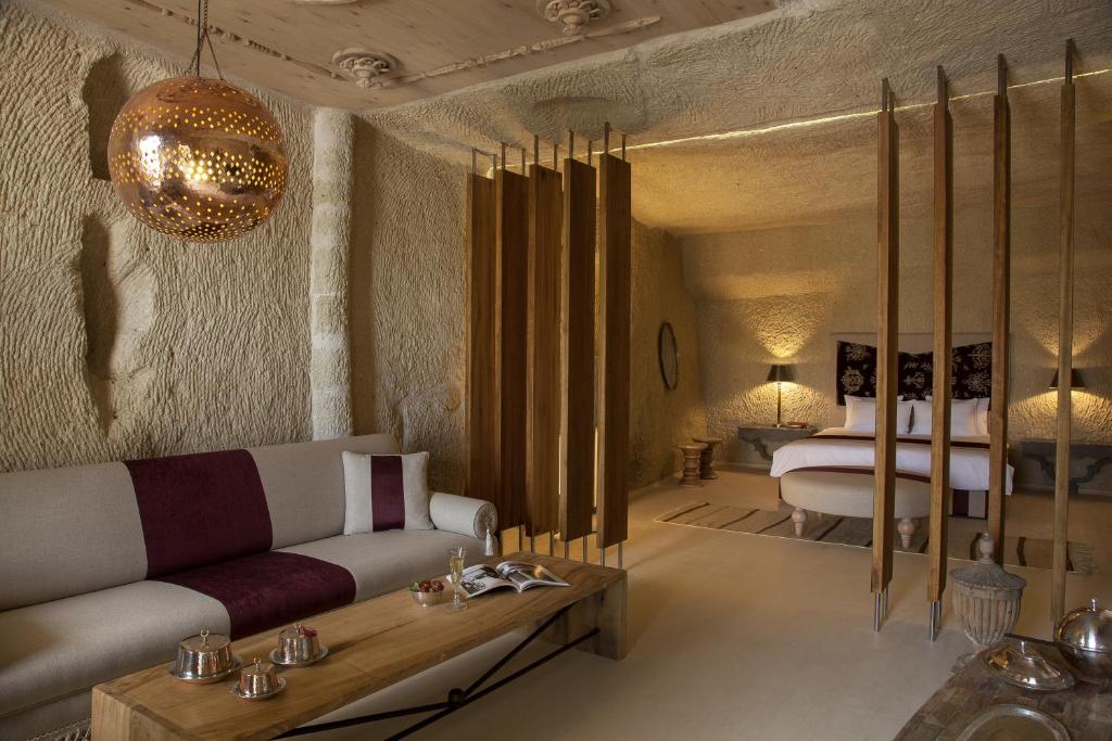 Postel nebo postele na pokoji v ubytování Hezen Cave Hotel