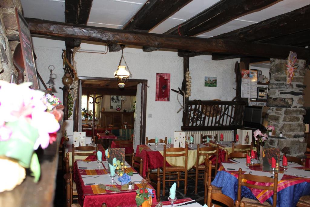 Un restaurante u otro lugar para comer en Auberge des Pyrénées