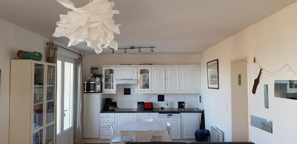 Kuchyň nebo kuchyňský kout v ubytování Le clapotis de l'Ô, calme, balcon sur la mer, à 2 h de Paris