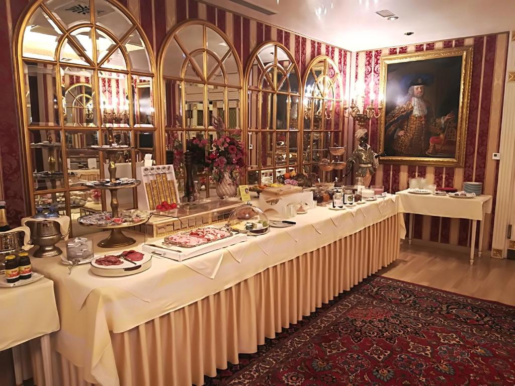 Hotel Palais Porcia - Resim 17