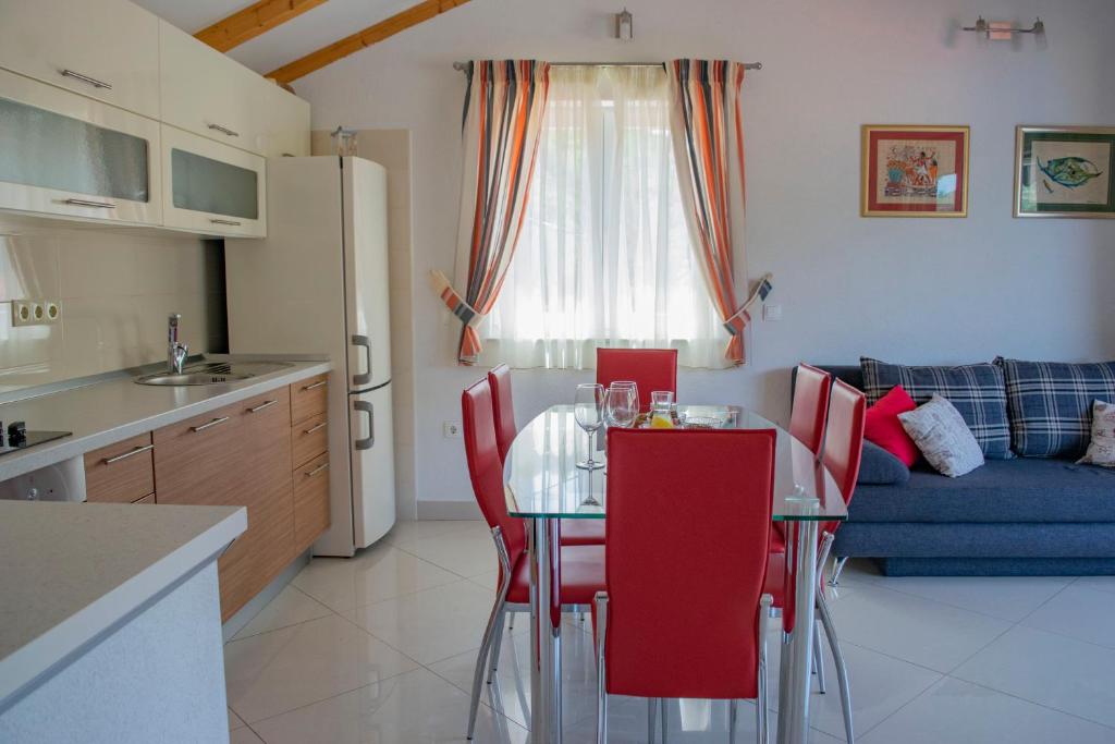 Kuchyň nebo kuchyňský kout v ubytování Apartments Linda